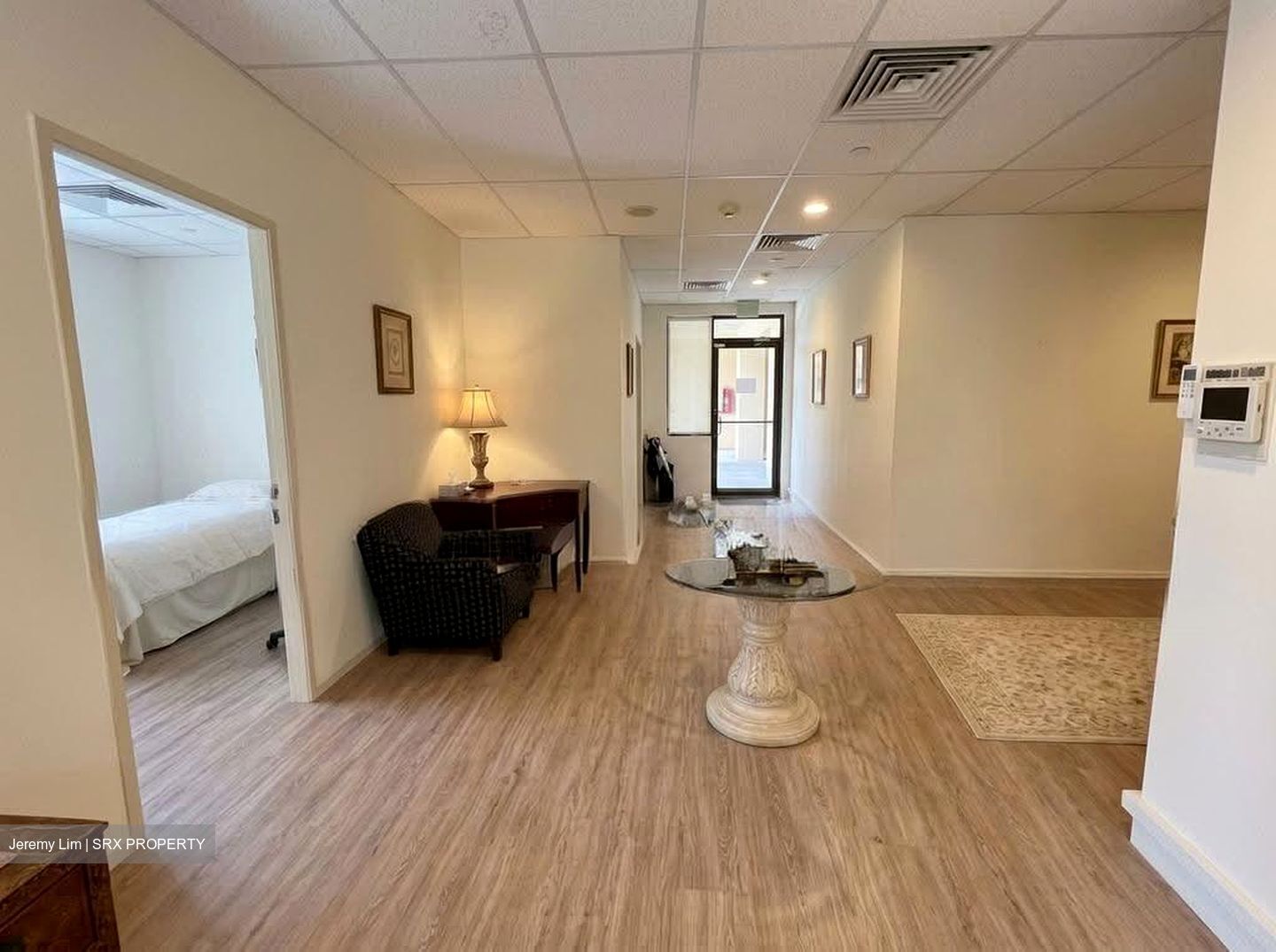Palais Renaissance (D9), Office #632370641